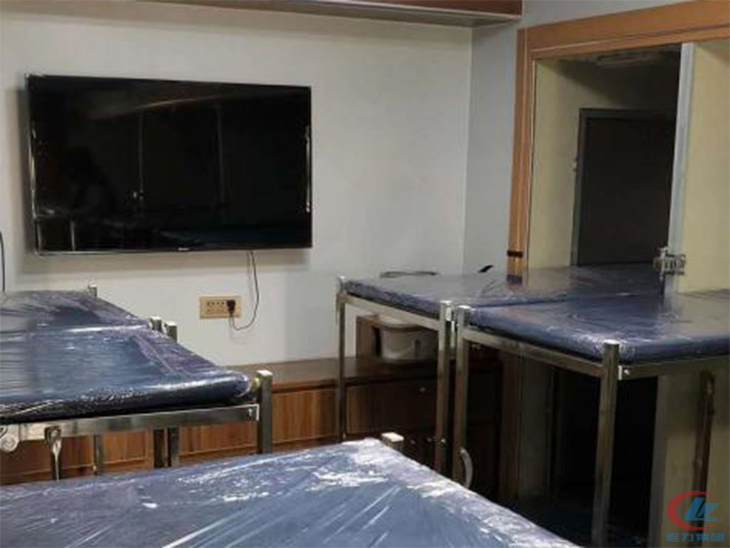 重汽豪沃宿營(yíng)車(chē)