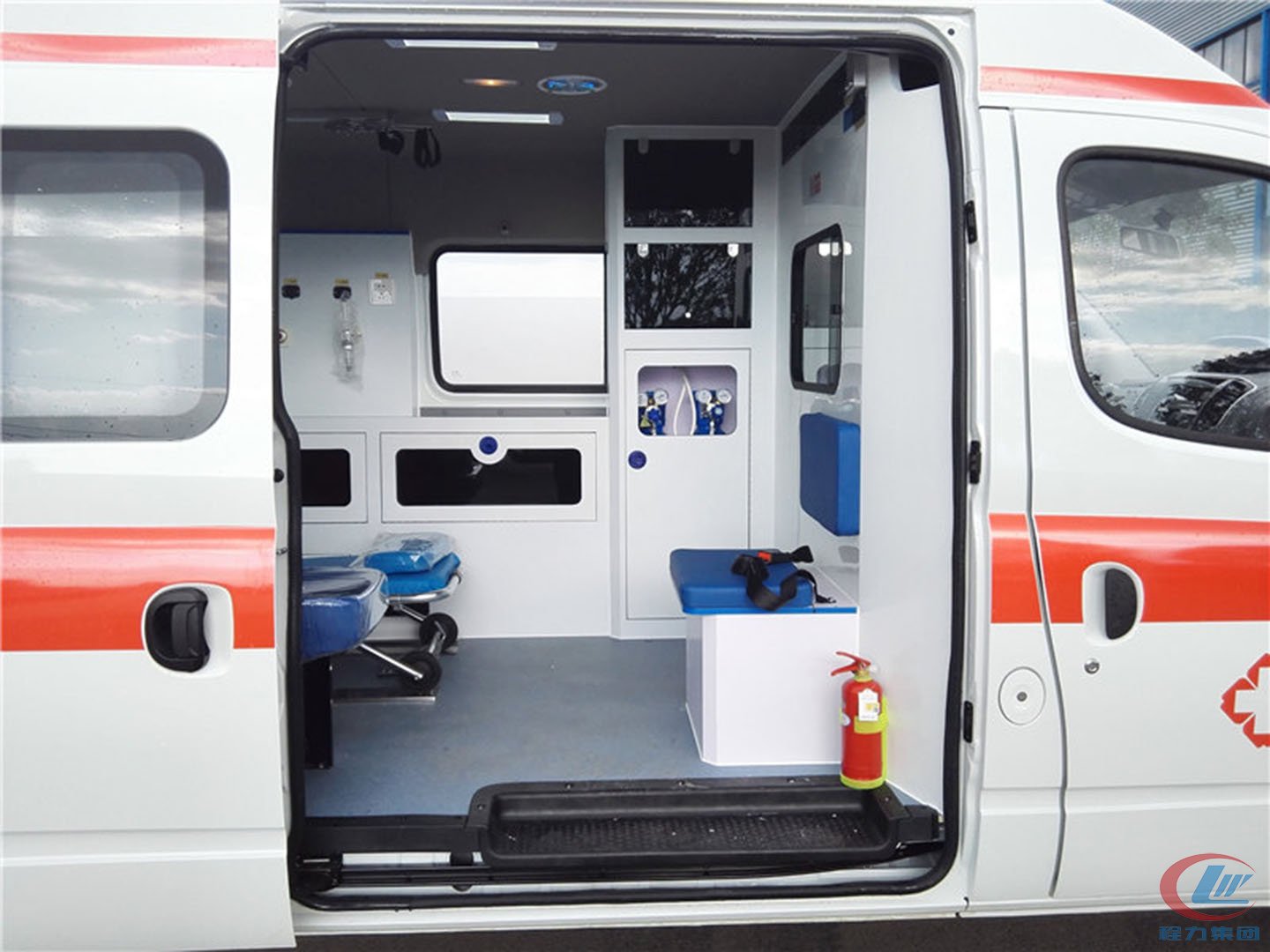 國六大通V80長軸中頂轉(zhuǎn)運型救護車