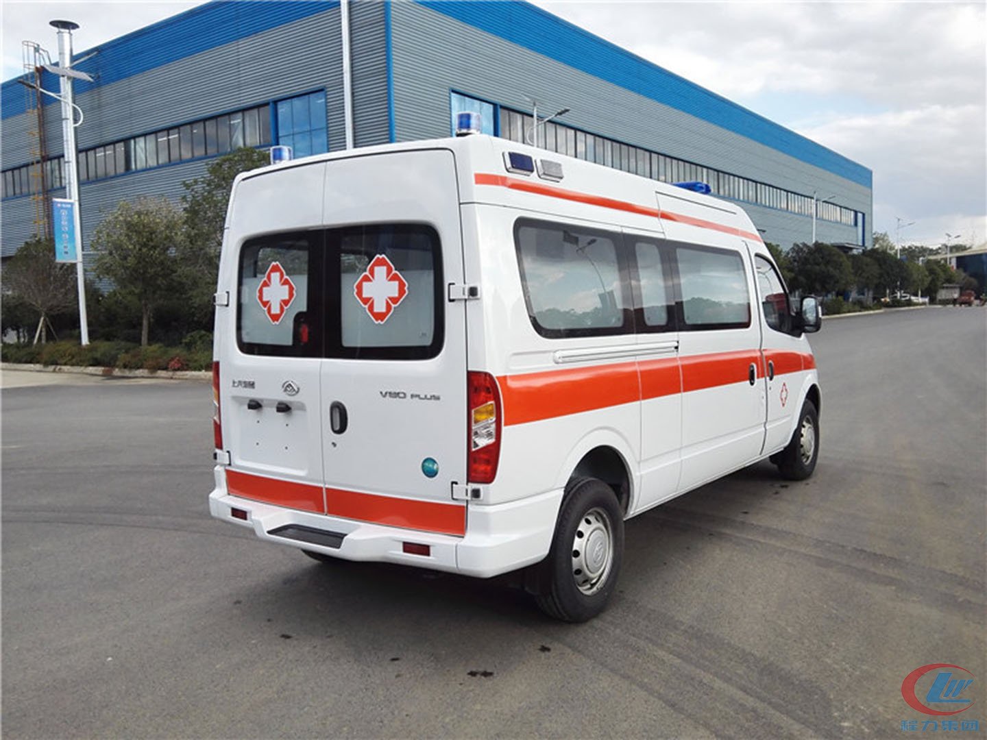 國六大通V80長軸中頂轉(zhuǎn)運型救護車