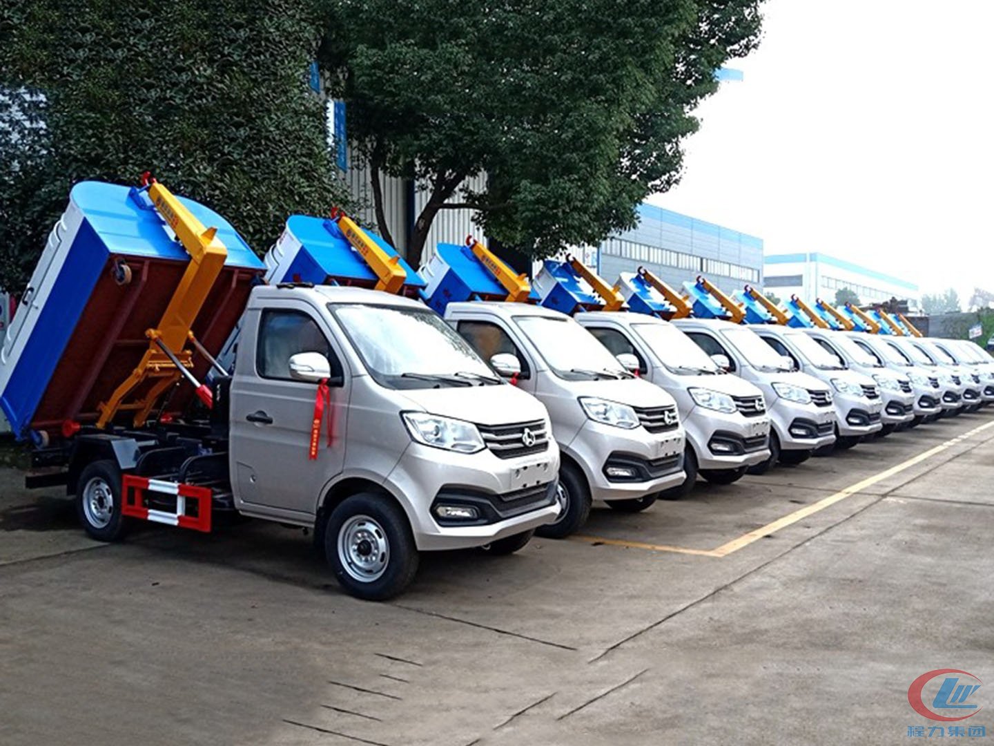 程力集團(tuán)國六勾臂垃圾車批量發(fā)車