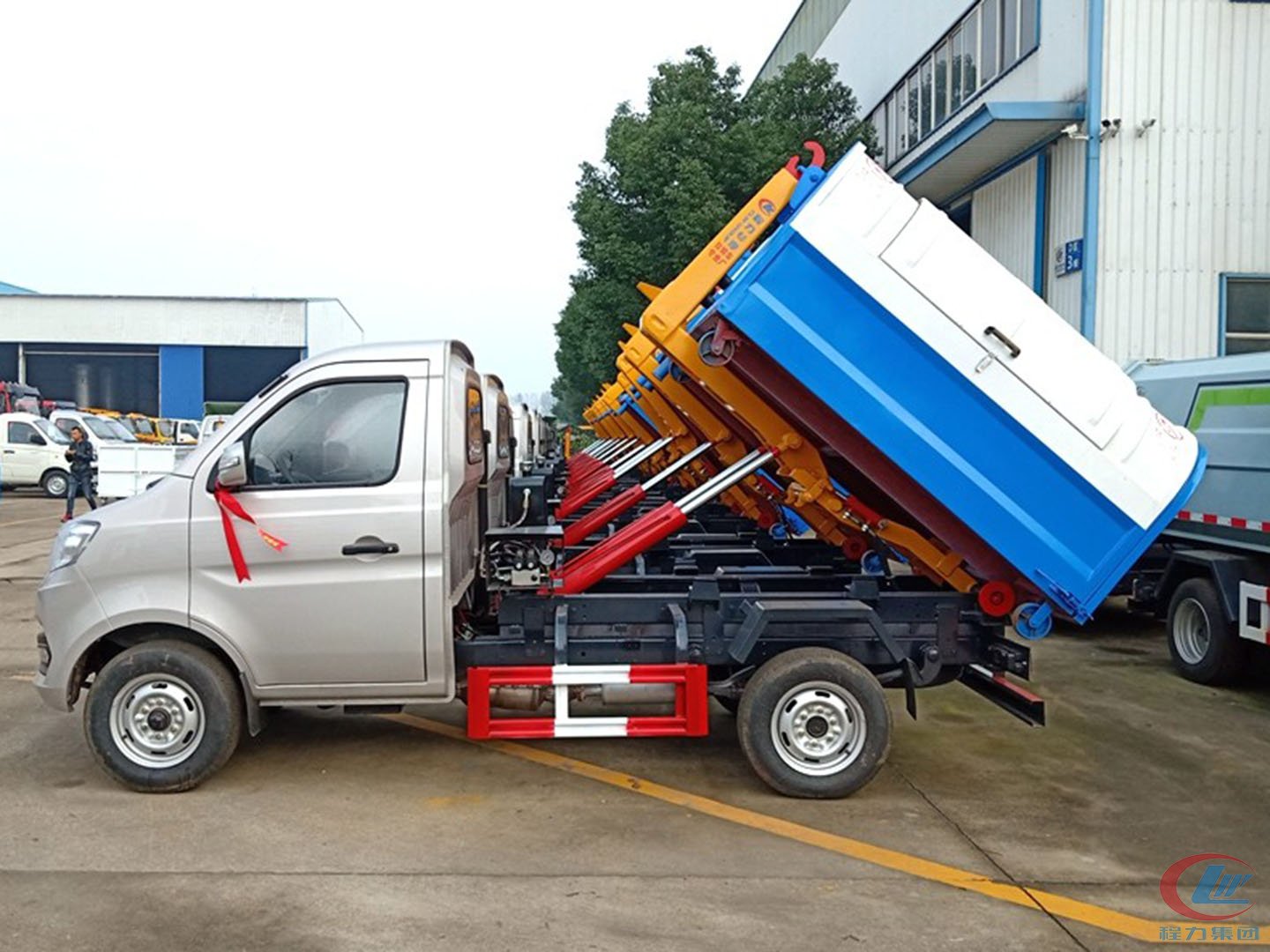 程力集團(tuán)國六勾臂垃圾車批量發(fā)車