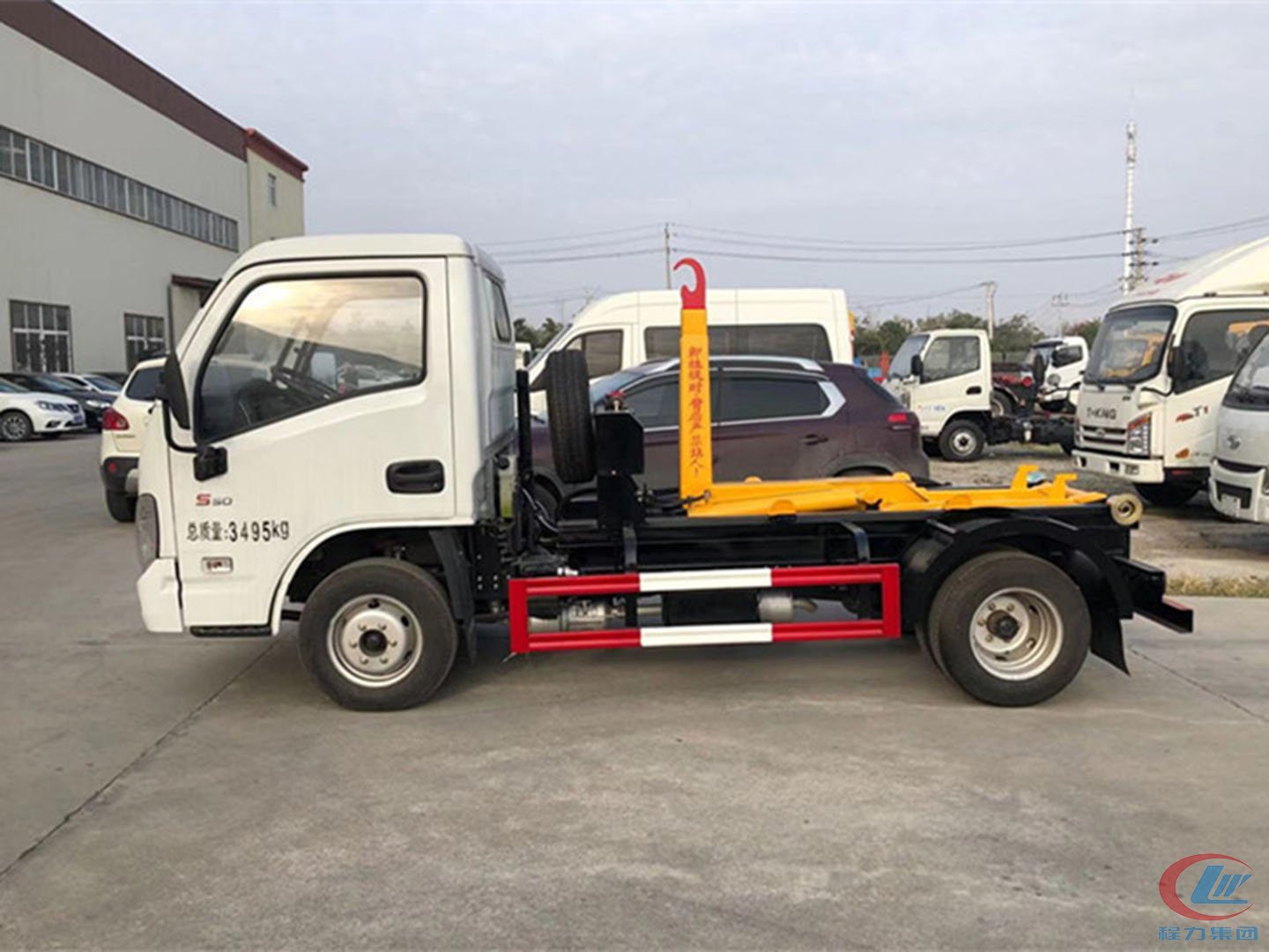 國六躍進3方勾臂垃圾車側(cè)面圖