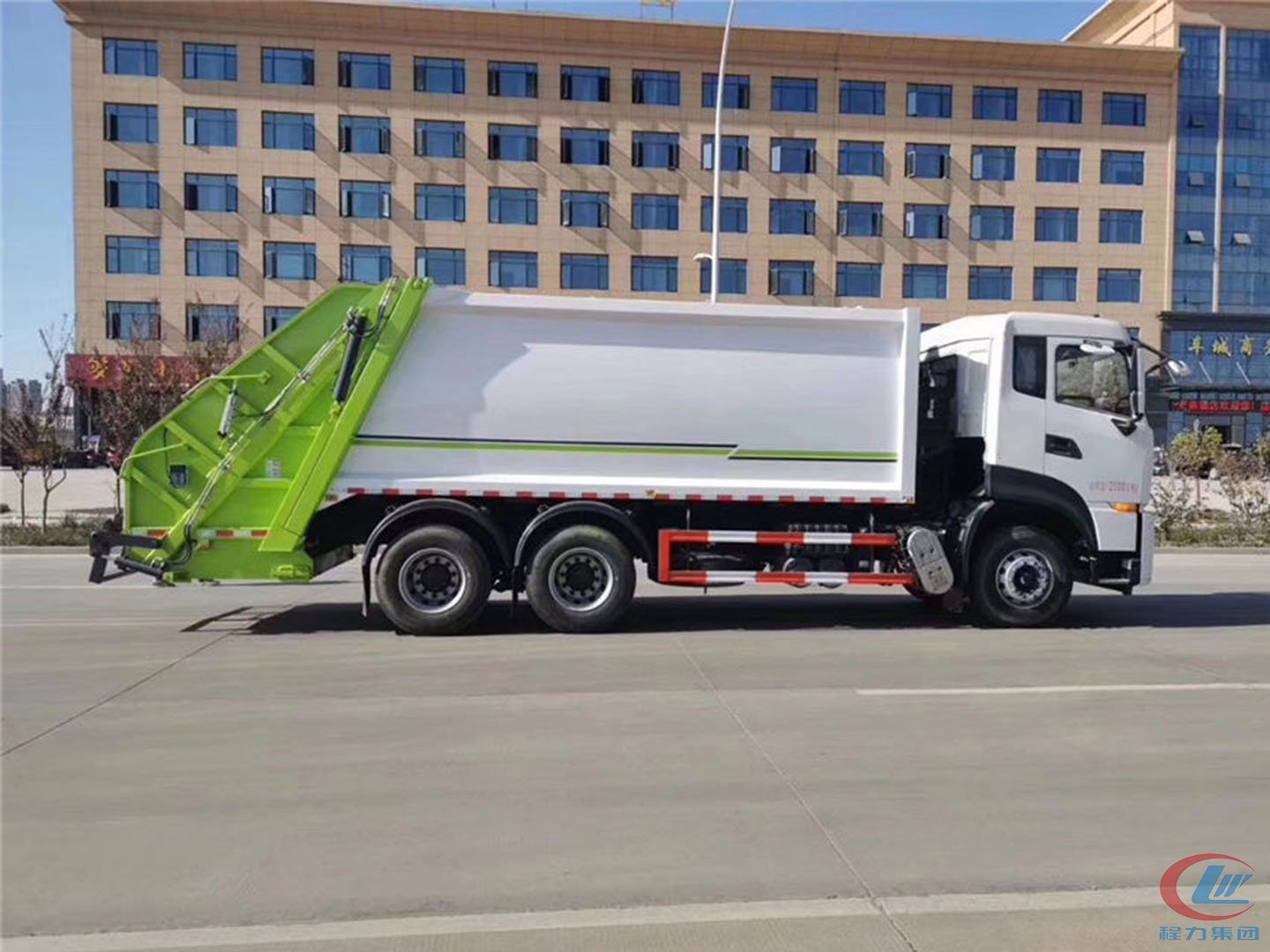 國六東風天龍后雙橋18方壓縮垃圾車圖片