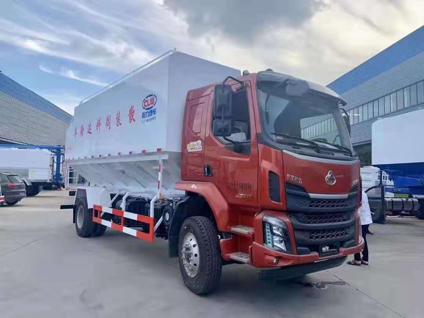 國(guó)六東風(fēng)柳汽乘龍26方散裝飼料車(chē)