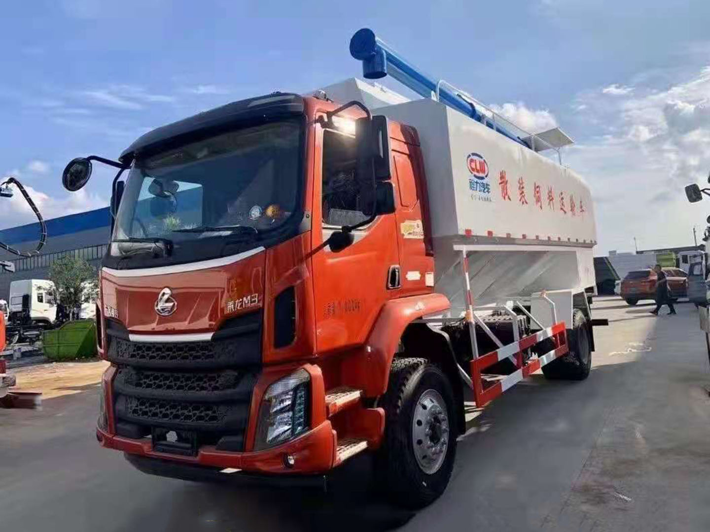 國(guó)六東風(fēng)柳汽乘龍26方散裝飼料車(chē)