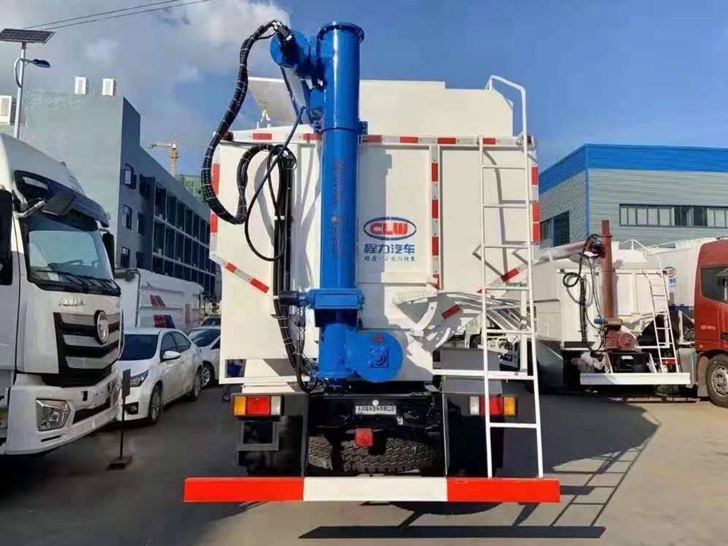 國(guó)六東風(fēng)柳汽乘龍26方散裝飼料車(chē)