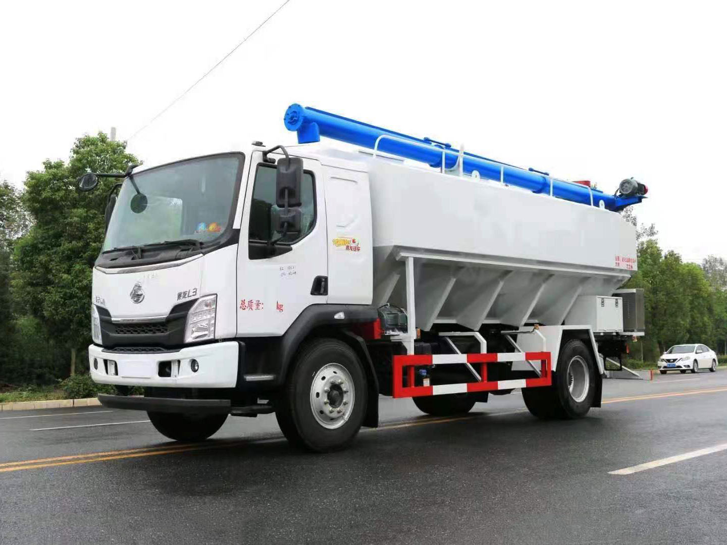 國(guó)六柳汽乘龍單橋散裝飼料車