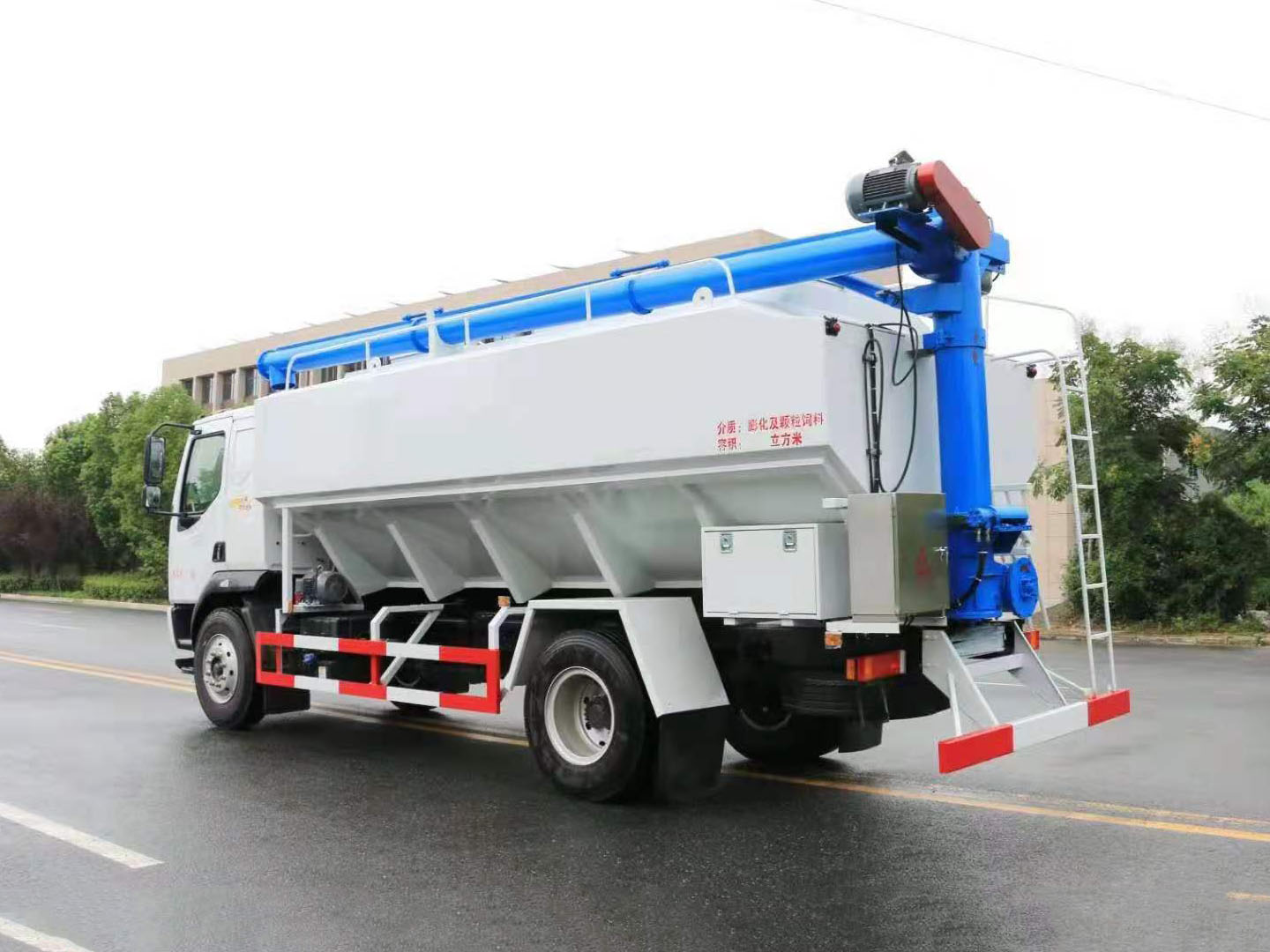 國(guó)六柳汽乘龍單橋散裝飼料車