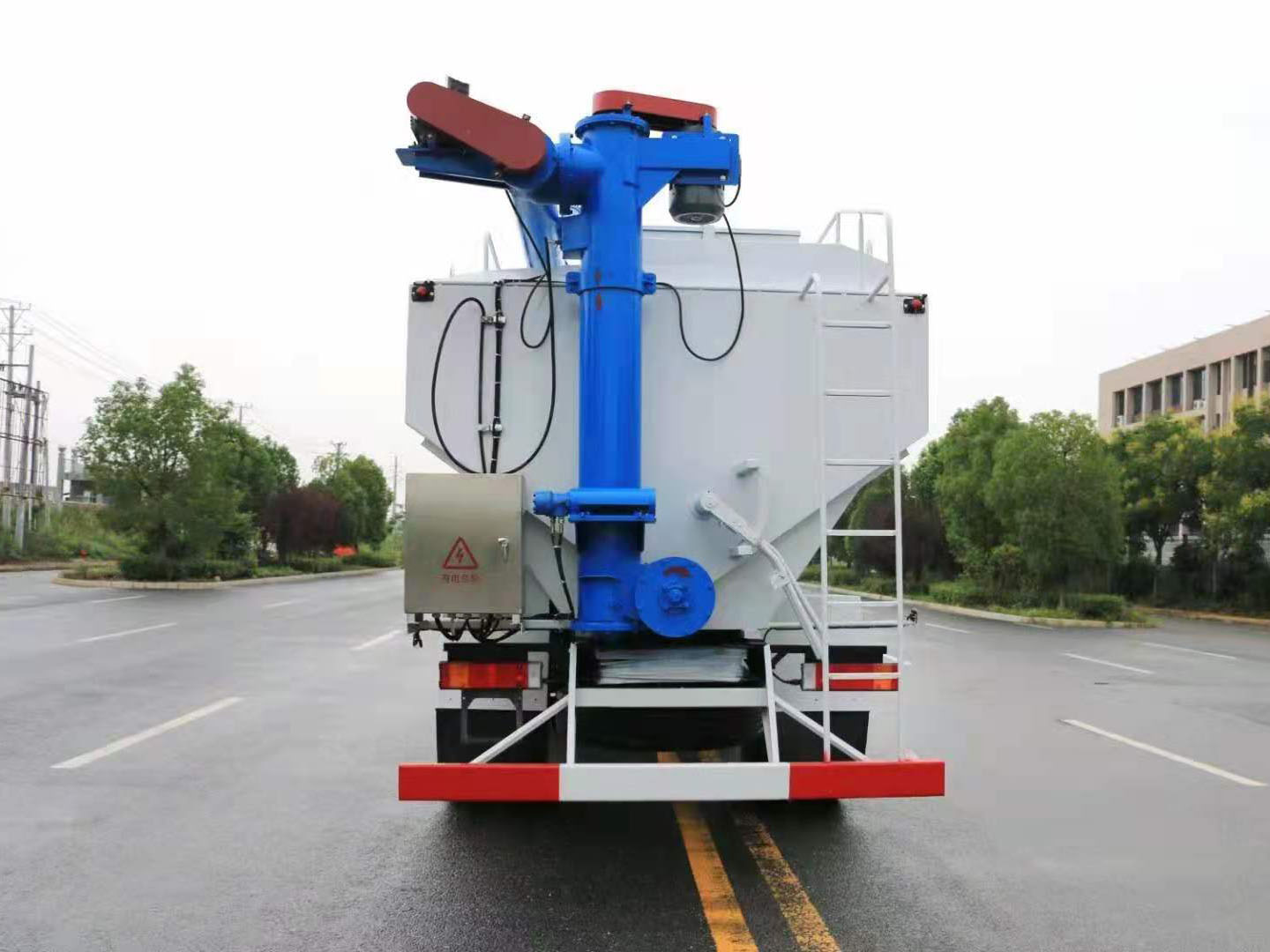 國(guó)六柳汽乘龍單橋散裝飼料車