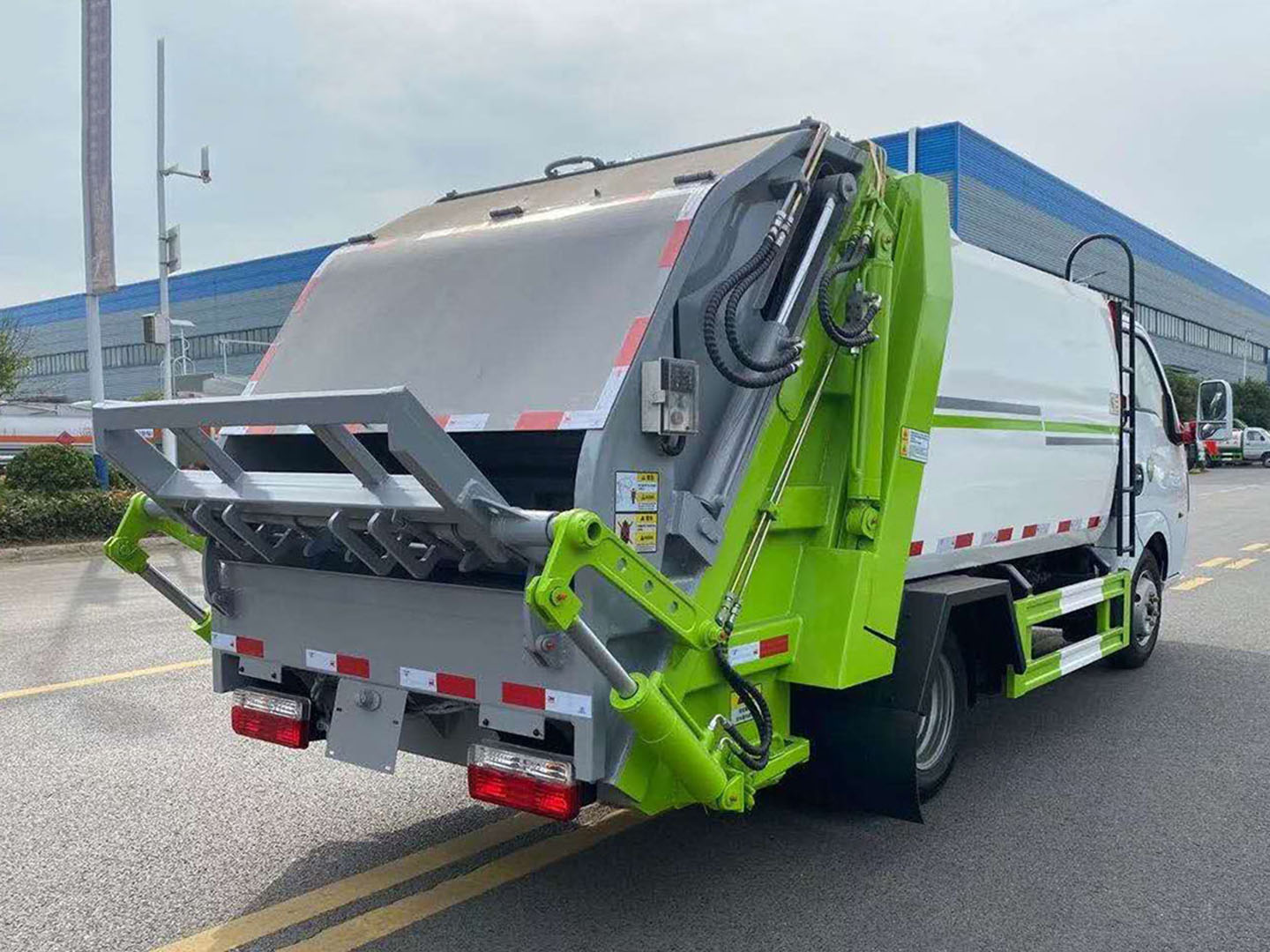 國(guó)六東風(fēng)途逸壓縮垃圾車