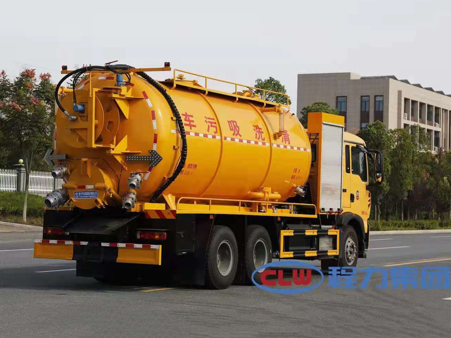 國(guó)六重汽豪沃TX后八輪清洗吸污車(chē)