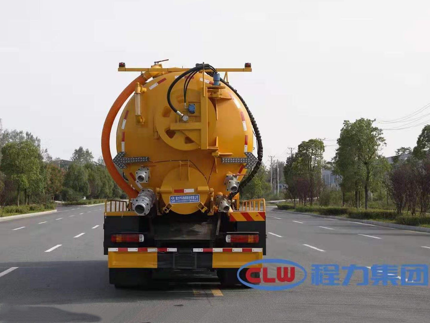 國(guó)六重汽豪沃TX后八輪清洗吸污車(chē)