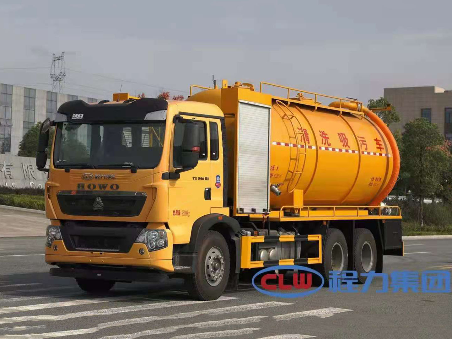 國(guó)六重汽豪沃TX后八輪清洗吸污車(chē)