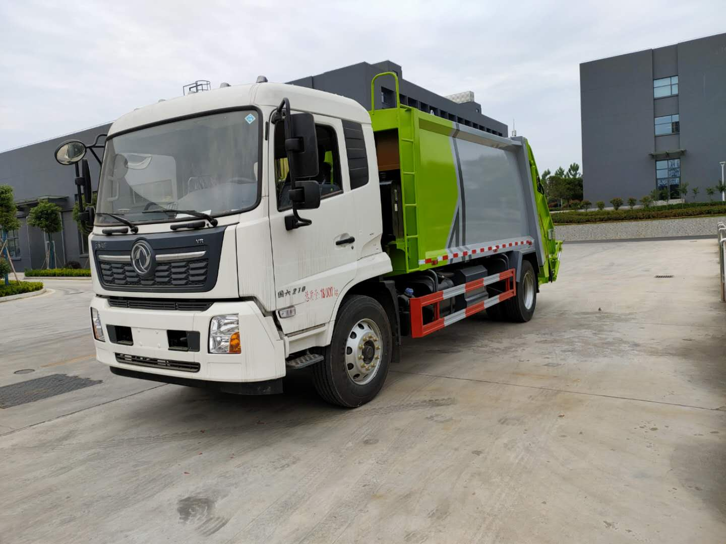 國(guó)六東風(fēng)天錦壓縮垃圾車