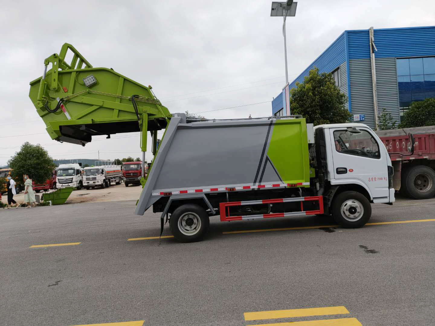 國(guó)六東風(fēng)多利卡壓縮垃圾車