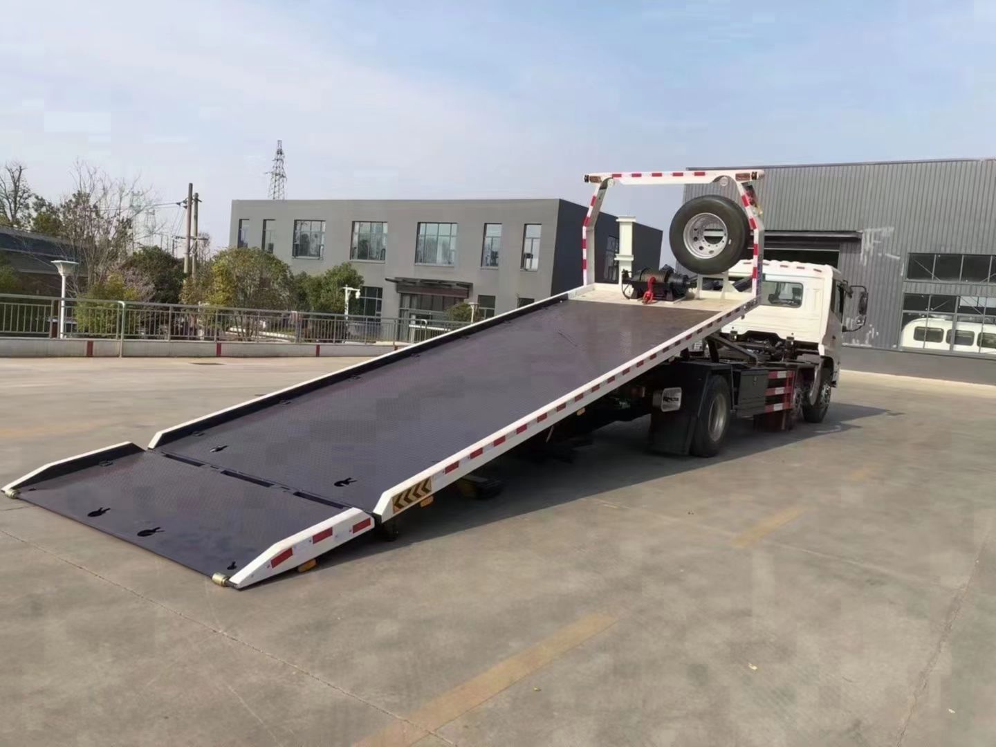 國(guó)六東風(fēng)天錦小三軸一拖二清障車(chē)側(cè)面圖片