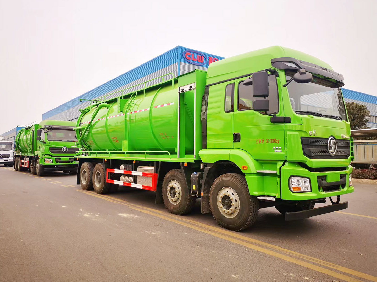 陜汽德龍前四后八30噸污泥運(yùn)輸車