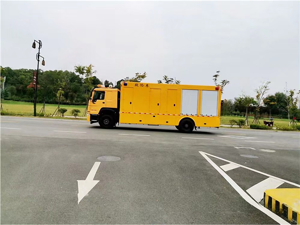 國(guó)六重汽豪沃大流量排水搶險(xiǎn)車(chē)