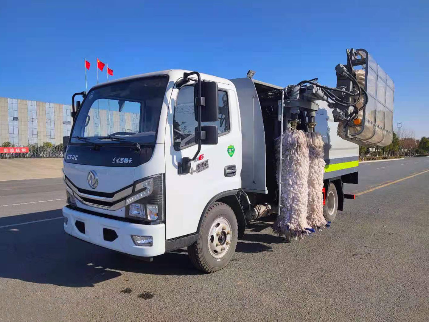 東風(fēng)小多利卡中置護欄清洗車