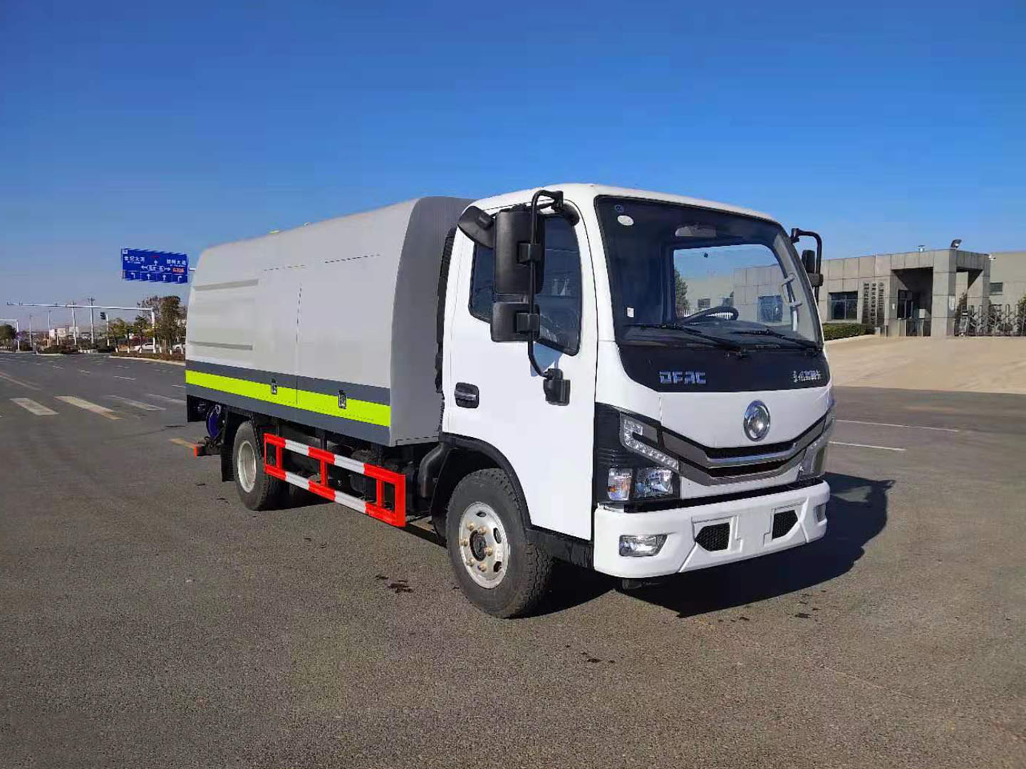 國六東風(fēng)小多利卡中置護欄清洗車