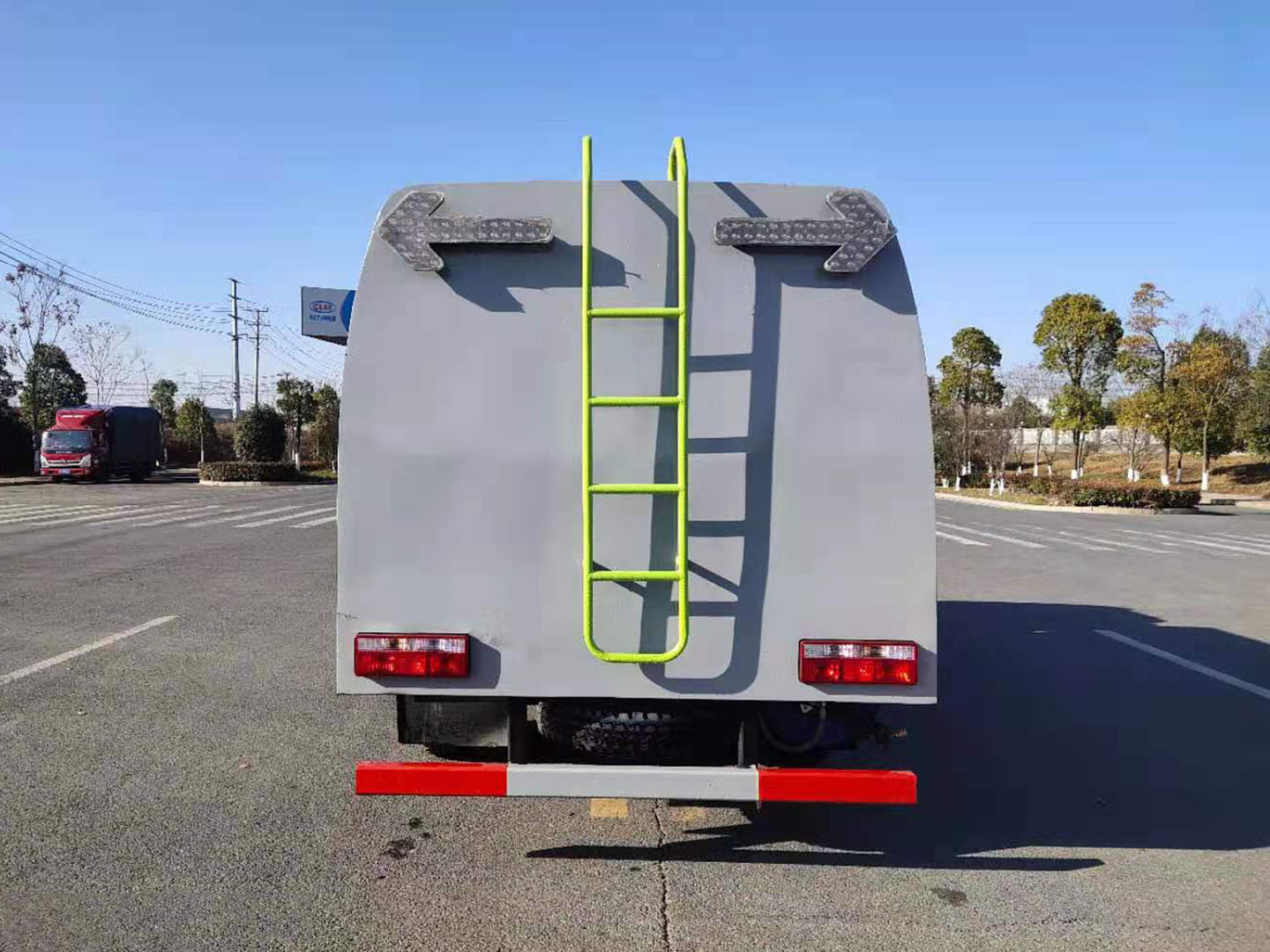 國六東風(fēng)小多利卡中置護欄清洗車