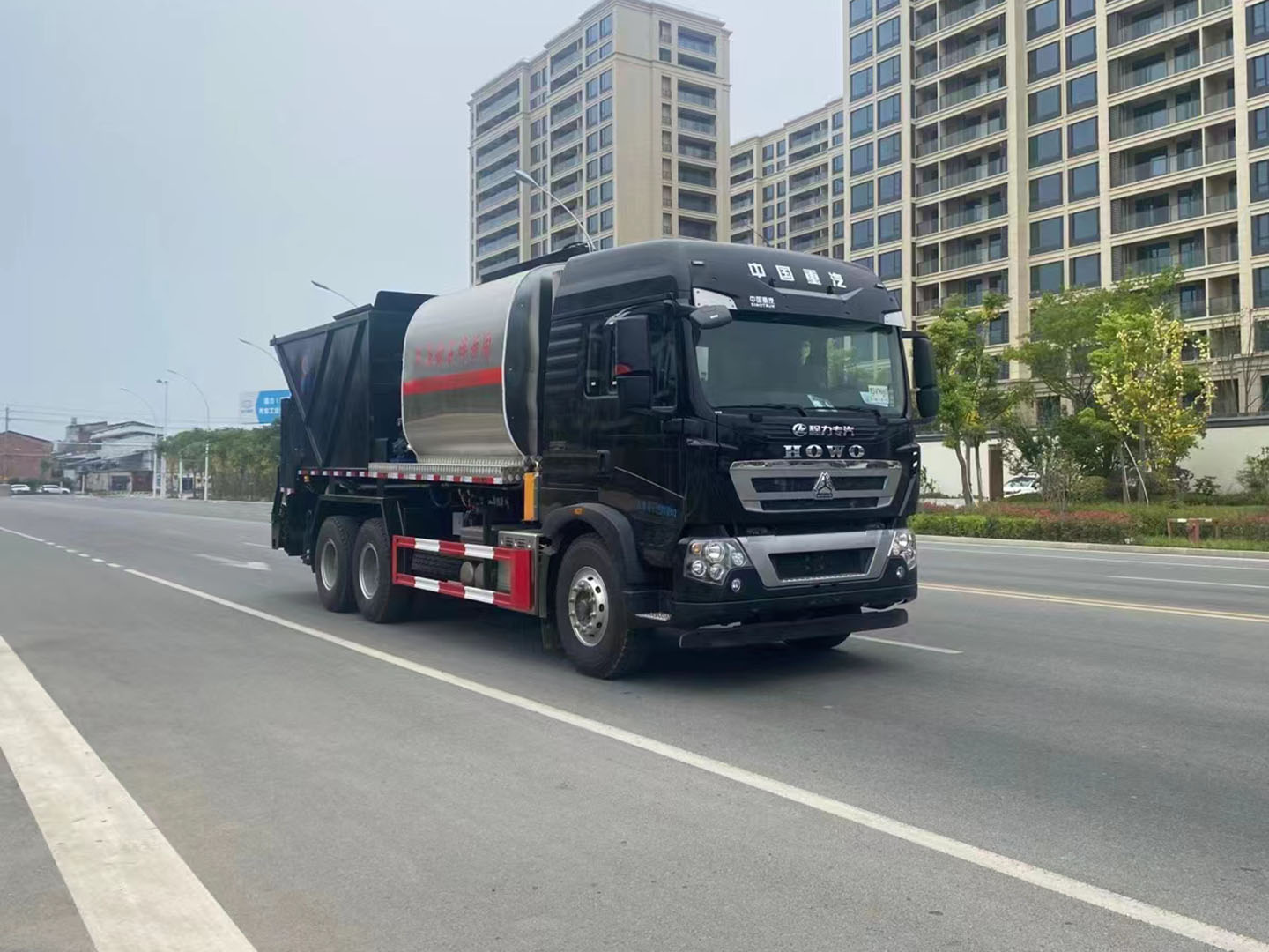 國(guó)六重汽豪沃后雙橋同步碎石封層車