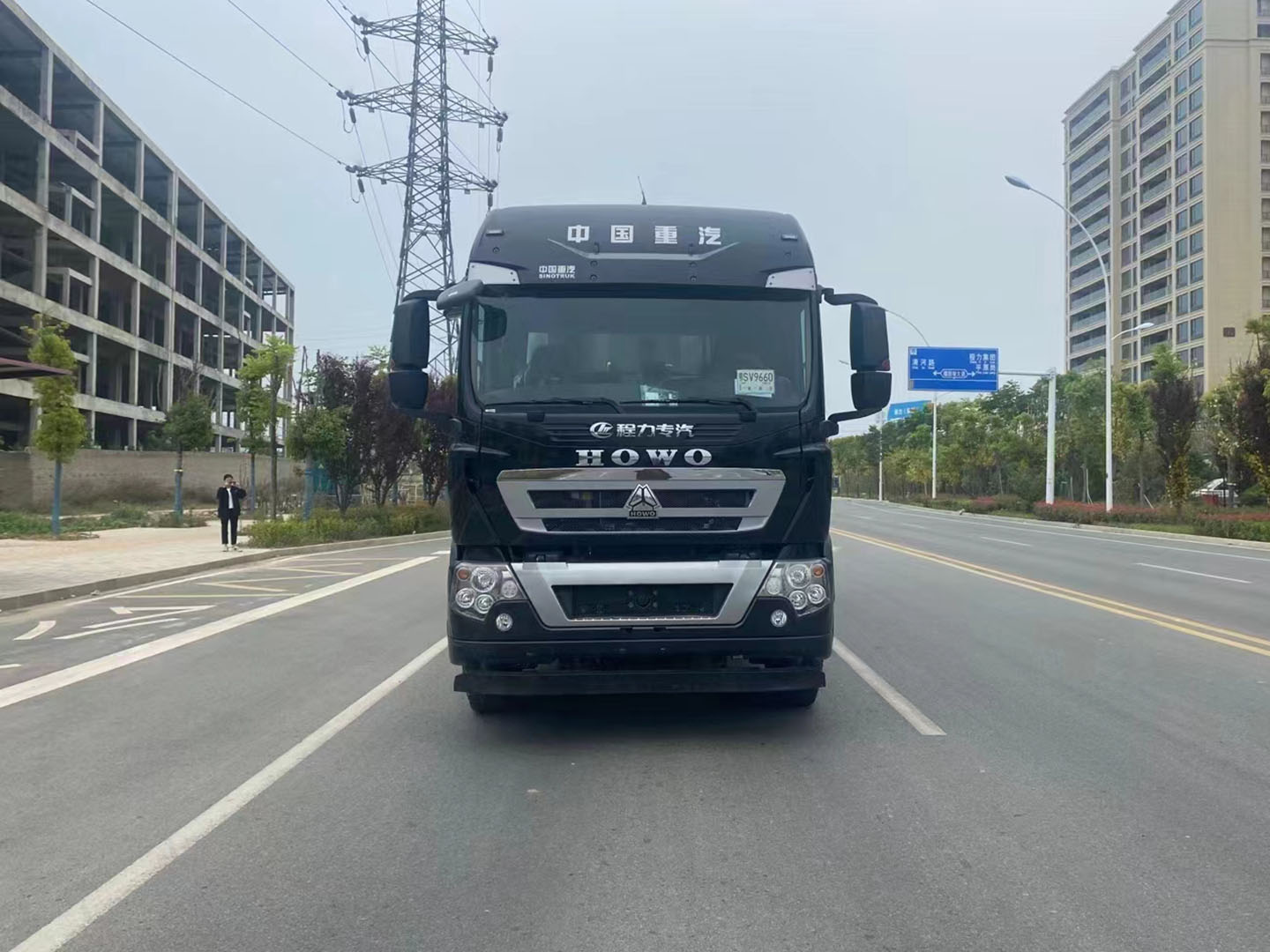 國(guó)六重汽豪沃后雙橋同步碎石封層車