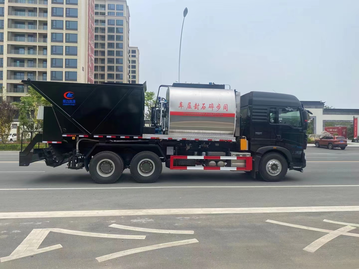 國(guó)六重汽豪沃后雙橋同步碎石封層車