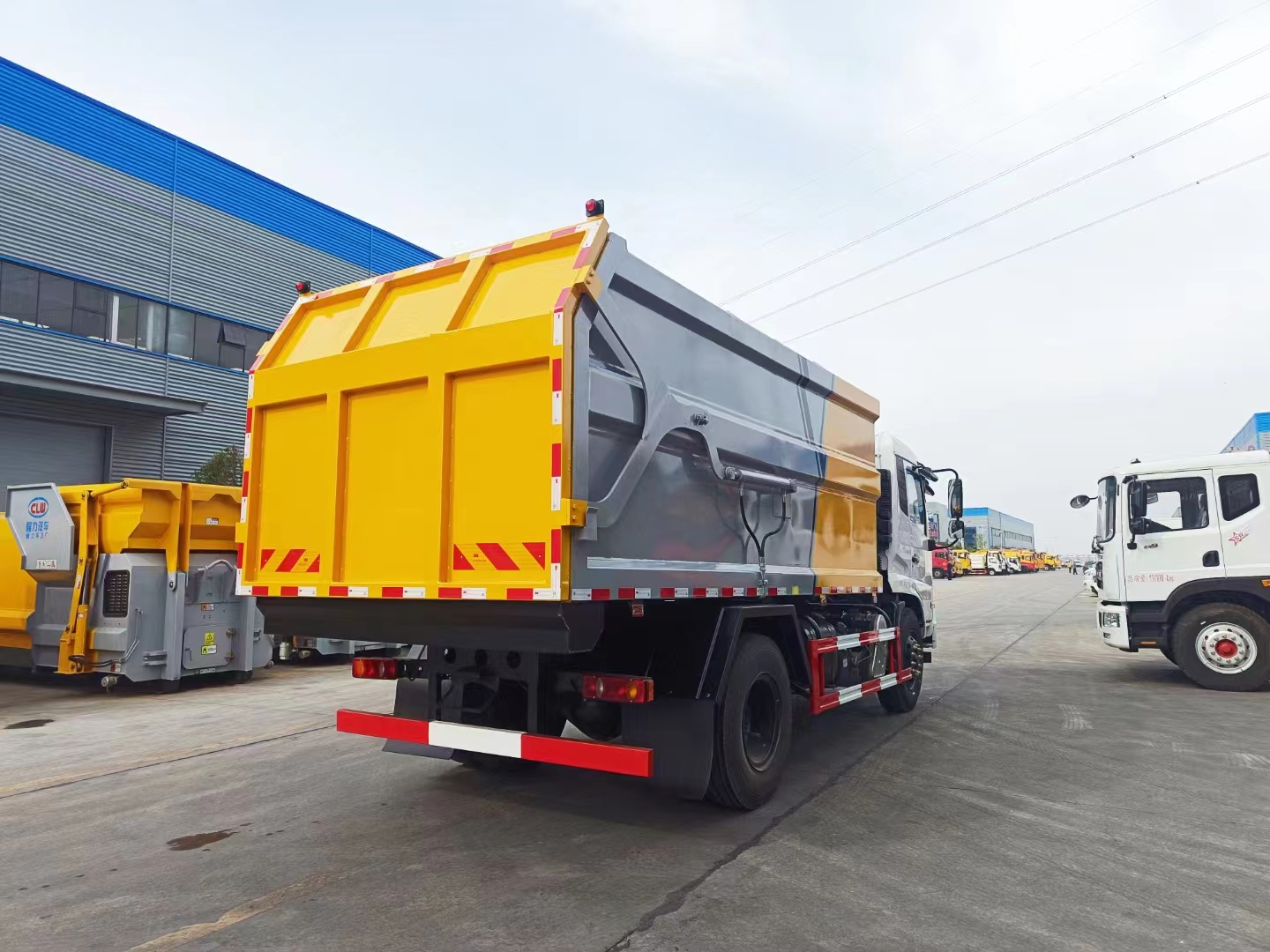 東風(fēng)天錦對(duì)接式垃圾車(chē)側(cè)面圖片