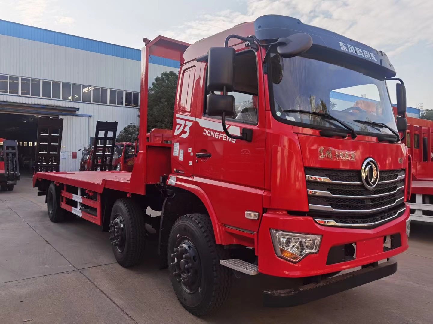 國(guó)六東風(fēng)暢行D3小三軸平板運(yùn)輸車