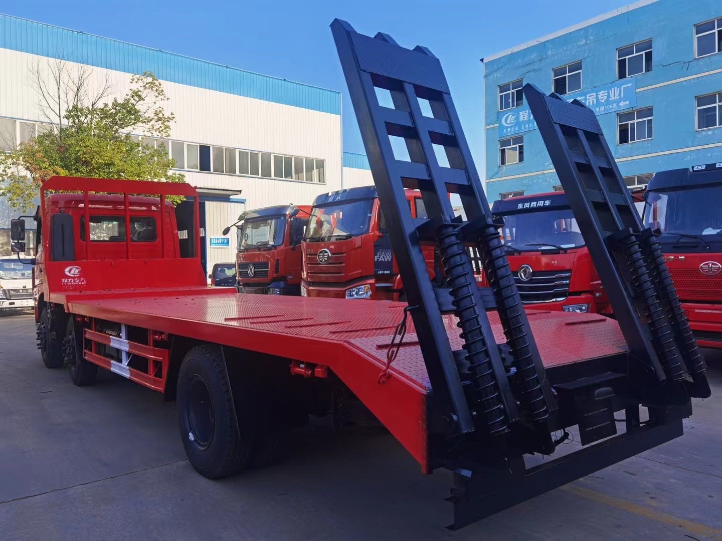 國(guó)六東風(fēng)暢行D3小三軸平板運(yùn)輸車