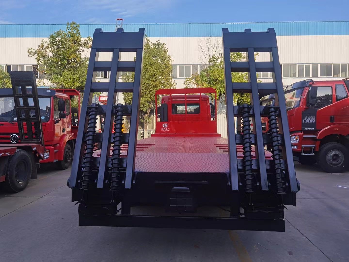 國(guó)六東風(fēng)暢行D3小三軸平板運(yùn)輸車