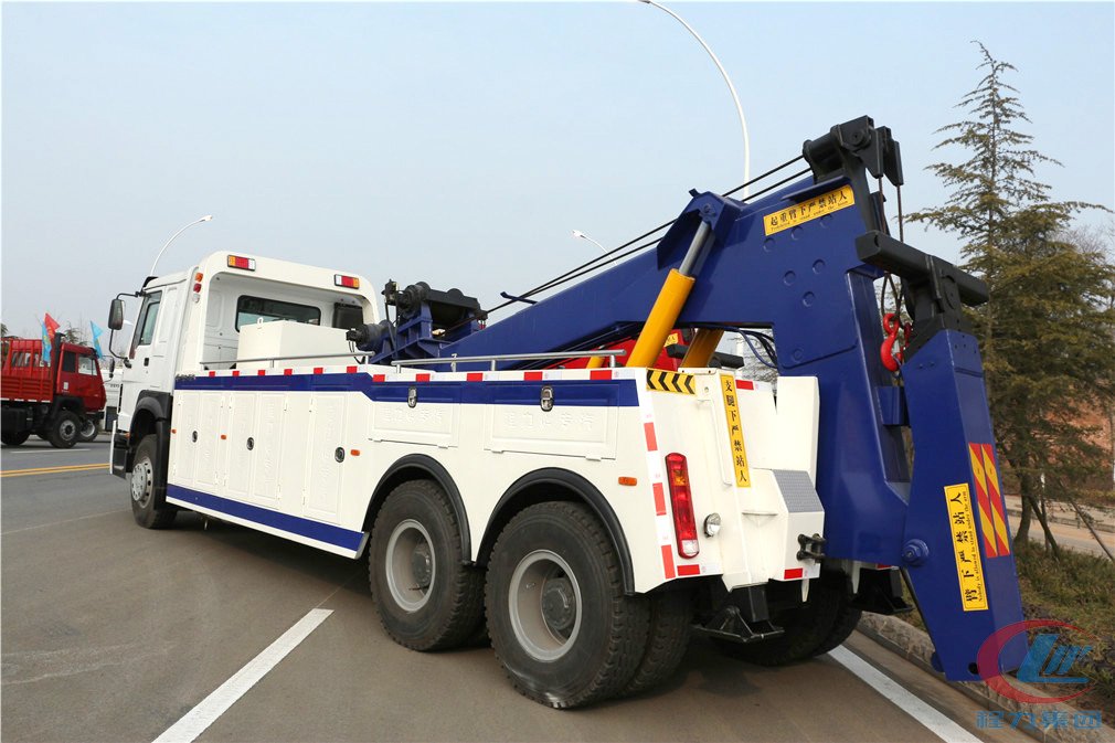 程力集團(tuán)重汽后八輪一拖一清障車側(cè)面圖