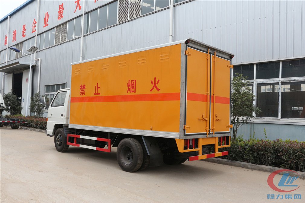 程力集團(tuán)江鈴JMC爆破器材運(yùn)輸車側(cè)面圖