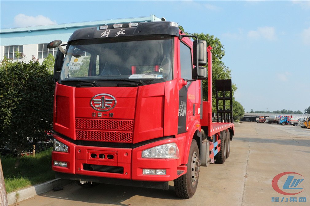 湖北程力解放后八輪平板運(yùn)輸車正面圖