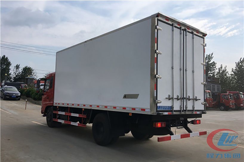 程力集團(tuán)東風(fēng)天錦冷藏車（廂長6.1米）側(cè)面圖