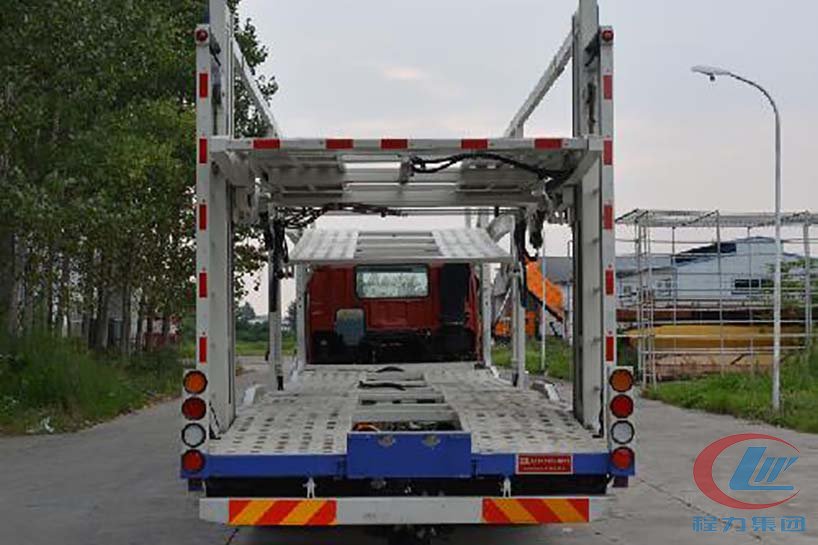 福田歐曼小三軸車(chē)輛運(yùn)輸車(chē) 285馬力背面圖