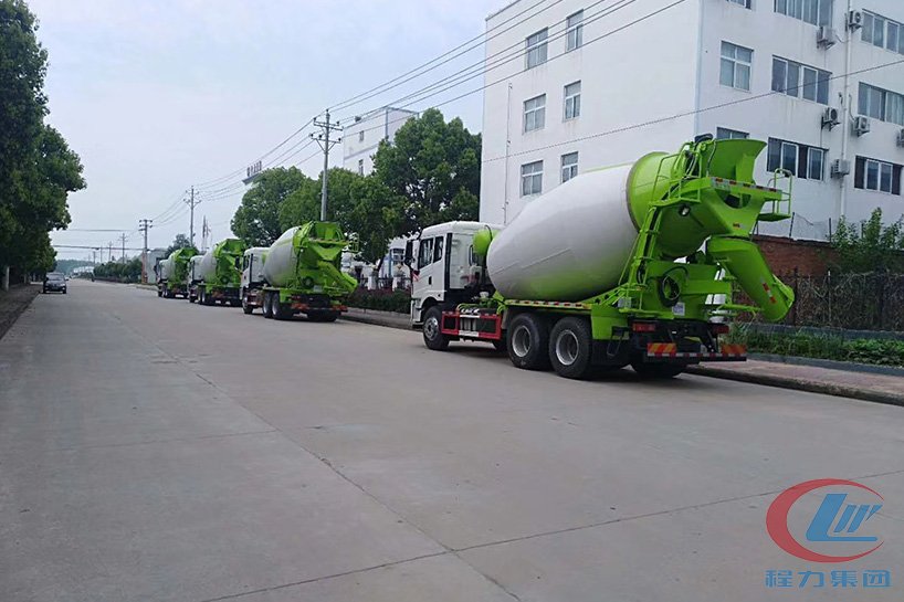 大運風(fēng)馳10方混凝土攪拌車側(cè)面圖