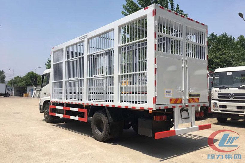 東風(fēng)天錦6米8運(yùn)豬車(chē)、畜禽運(yùn)輸車(chē)側(cè)面圖