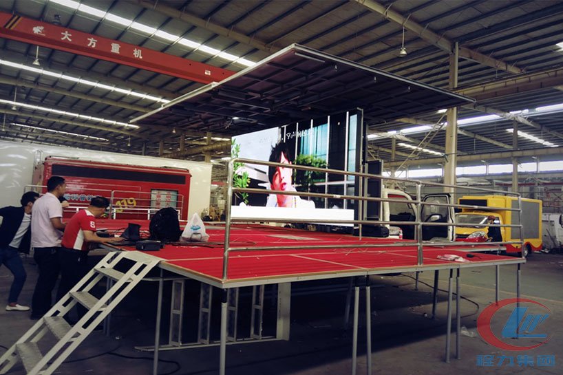 湖北程力凱馬4.2米廂長(zhǎng)舞臺(tái)車(chē)側(cè)面圖