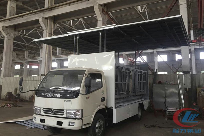 程力集團(tuán)東風(fēng)4.2米廂長(zhǎng)舞臺(tái)車側(cè)面圖