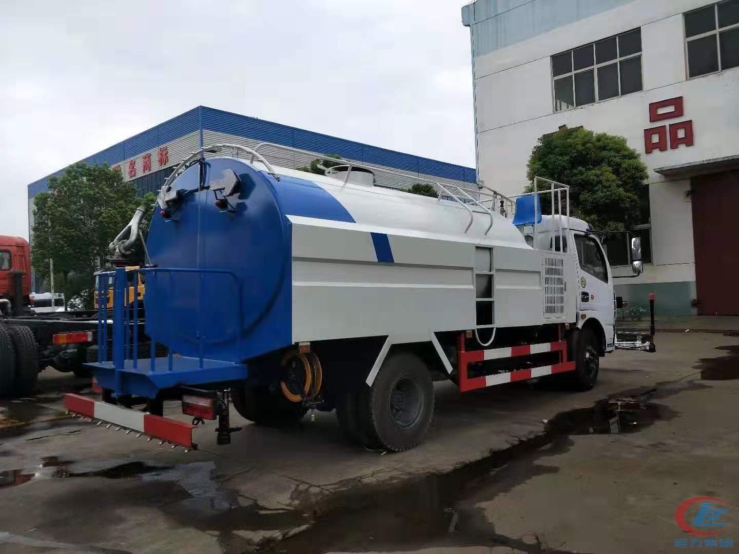 東風(fēng)大多利卡高壓清洗車背面圖