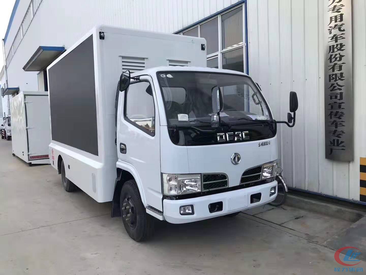 東風(fēng)多利卡D6單面屏廣告車側(cè)面圖