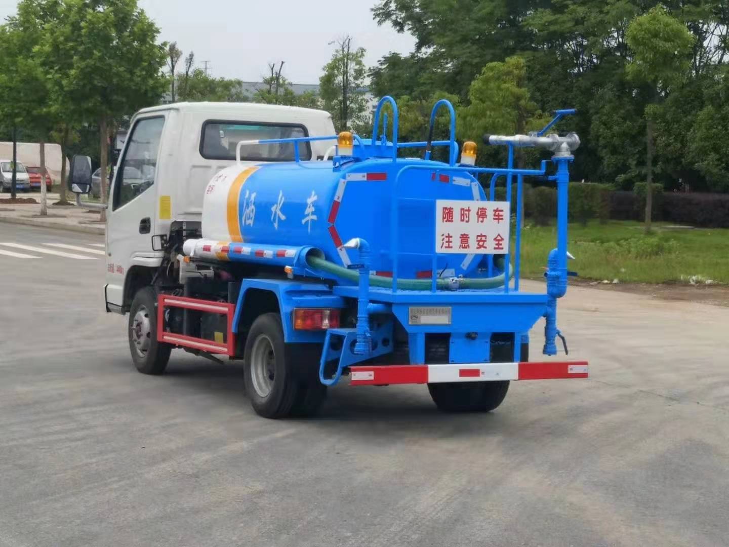 凱馬不超重藍(lán)牌灑水車圖片