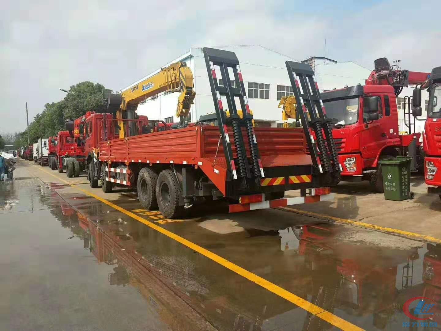 程力東風(fēng)T5前四后八隨車(chē)吊側(cè)面圖