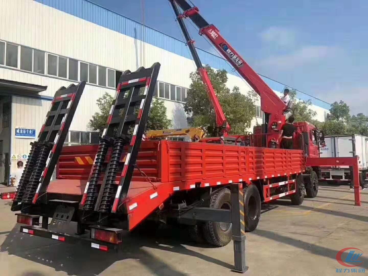 東風(fēng)華神T5前四后八隨車(chē)吊