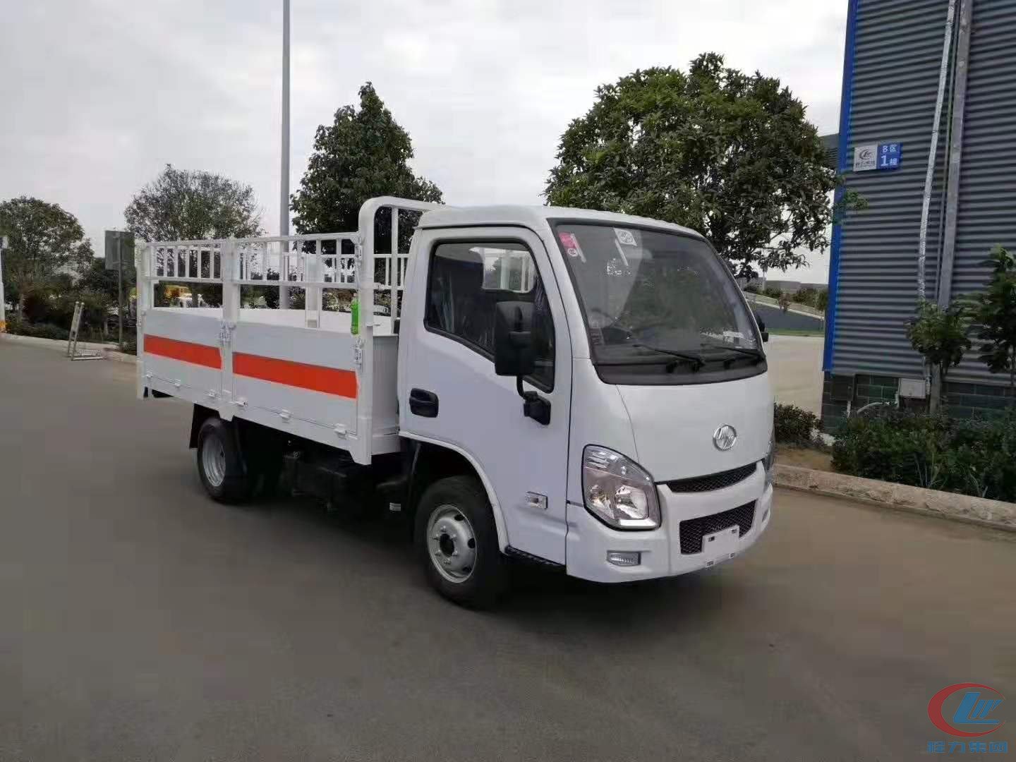 程力躍進(jìn)倉(cāng)欄式危險(xiǎn)品運(yùn)輸車藍(lán)牌