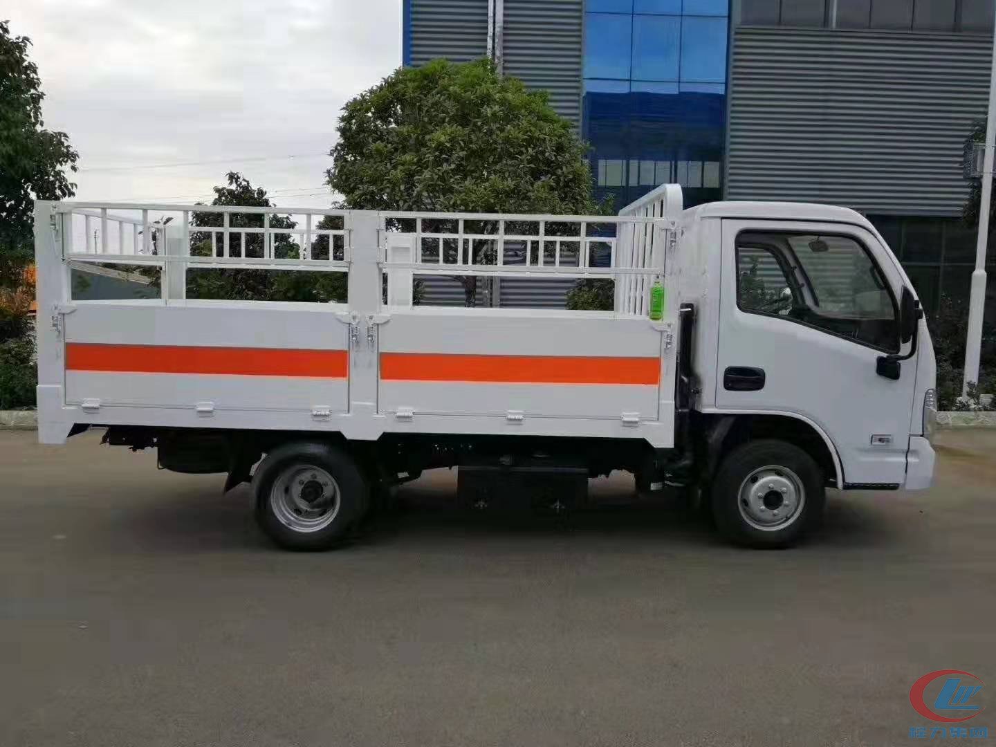 程力躍進(jìn)倉(cāng)欄式危險(xiǎn)品運(yùn)輸車藍(lán)牌側(cè)面圖