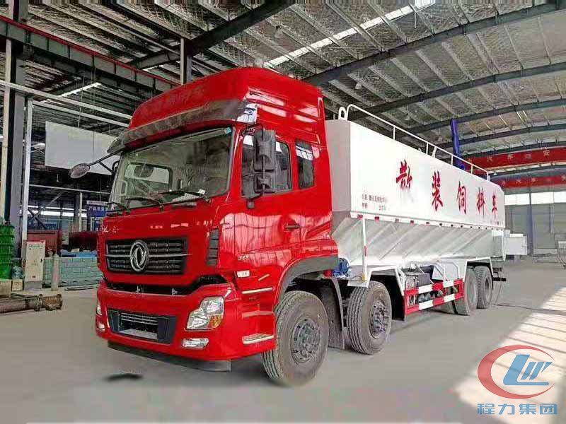 東風(fēng)天龍高頂雙臥飼料車正面圖