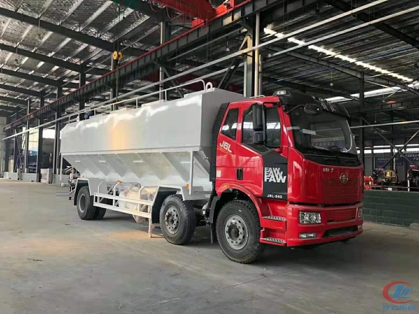 程力解放J6散裝飼料運輸車側(cè)面圖